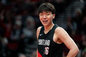 媒体人:杨瀚森的战术比重没去年夏联时的高 下半场打得更放松